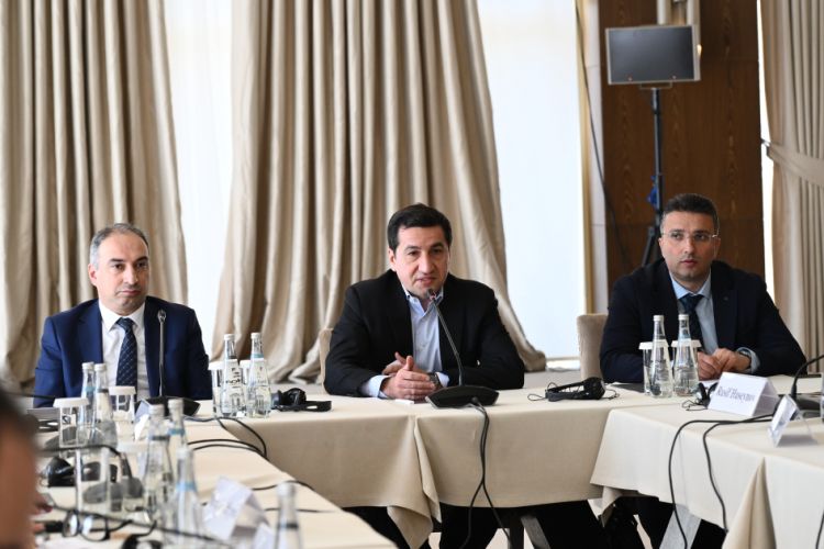 “Sülh Körpüsü” təşəbbüsünün iştirakçıları Qəbələdə Azərbaycan Prezidentinin köməkçisi Hikmət Hacıyev ilə görüşüblər<font color=red> - FOTOLAR</font>