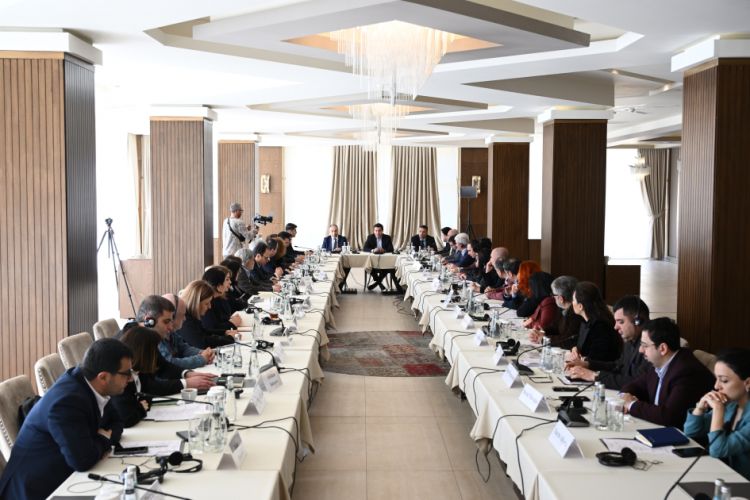“Sülh Körpüsü” təşəbbüsünün iştirakçıları Qəbələdə Azərbaycan Prezidentinin köməkçisi Hikmət Hacıyev ilə görüşüblər<font color=red> - FOTOLAR</font>