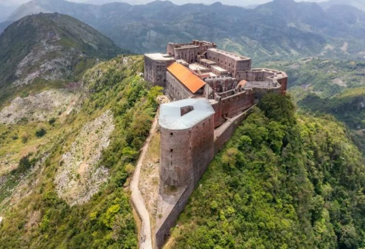 Media: Haitidə qədim qalanın yaxınlığında baş verən izdihamda 30 nəfər ölüb