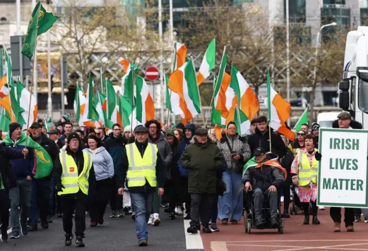 İrlandiyada hökumət yanacağın bahalaşması ilə bağlı geniş etirazlar fonunda güzəştə getməli olub