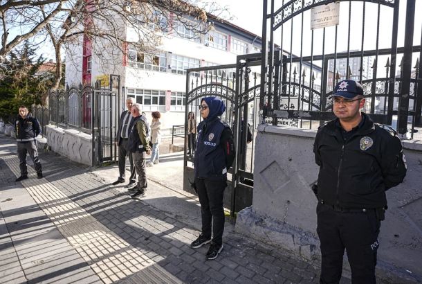 Türkiyədə məktəblərdə polis nəzarəti gücləndirilib