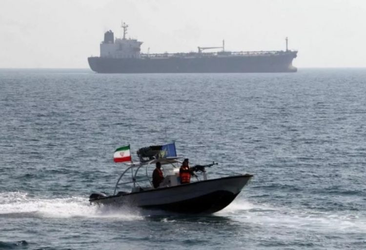 Pakistanın neft tankeri Hörmüz boğazından keçib