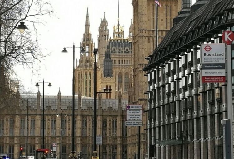 “The Guardian”: Britaniya iqtisadiyyatı tənəzzülə yaxınlaşır