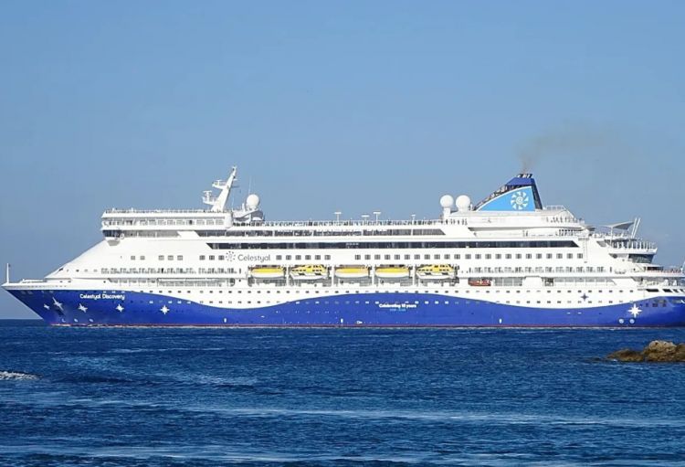 Media: Üç gəmi Hörmüz boğazından keçməyə çalışır