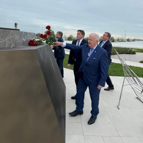 İrlandiya-Azərbaycan parlamentlərarası dostluq qrupunun rəhbəri Bakıda Zəfər parkında olub<font color=red> - FOTOLAR</font>