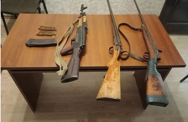 Ötən gün vətəndaşlar tərəfindən qanunsuz saxlanılan 4 avtomat, 18 tüfəng aşkarlanıb