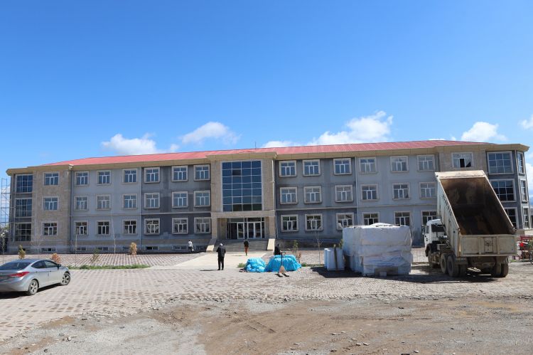 Nehrəm Qəsəbə 3 nömrəli tam orta məktəb binasının  yeni tədris  ilindən istifadəyə verilməsi nəzərdə tutulur <font color=red> - FOTOLAR</font>