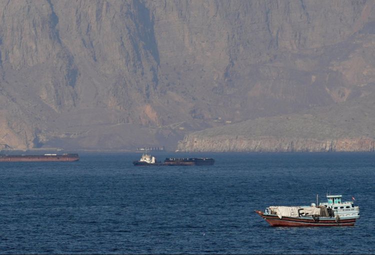 ABŞ Prezidenti Hörmüz boğazına mina yerləşdirən kiçik qayıqların məhv edilməsinə dair əmr verib