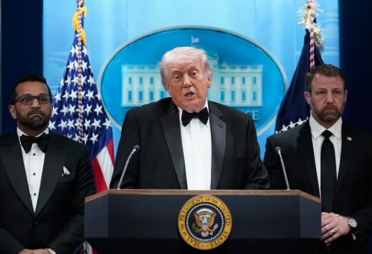 Tramp şam yeməyində insident törədən şəxsin bir neçə silahla silahlandığını deyib