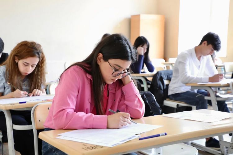 Gələn il buraxılış imtahanında şagirdlərə əlavə vaxt veriləcək