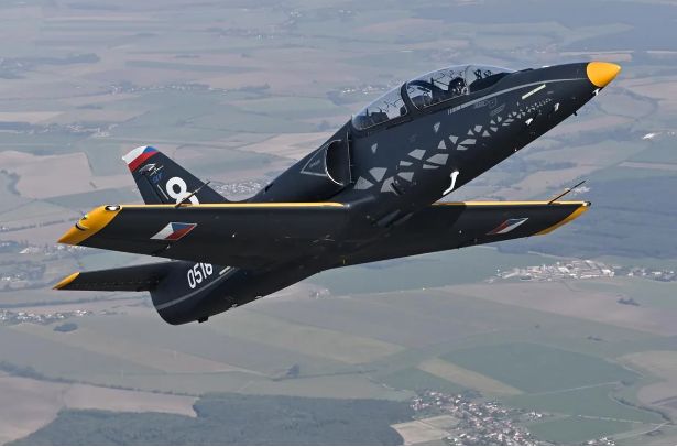 Çexiya Azərbaycana yeni hərbi təlim təyyarəsini təklif edib