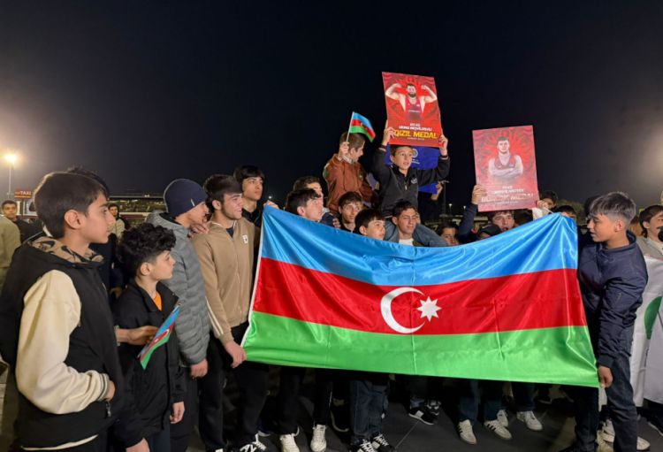 Avropa çempionu olan sərbəst güləş üzrə Azərbaycan millisi Vətənə qayıdıb