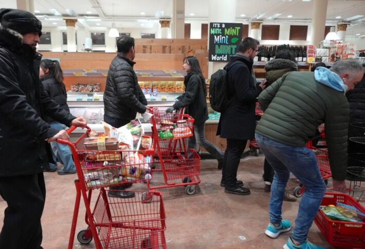 ABŞ-də 3 milyondan çox yoxsul insan dövlətin ərzaq yardımından məhrum olub