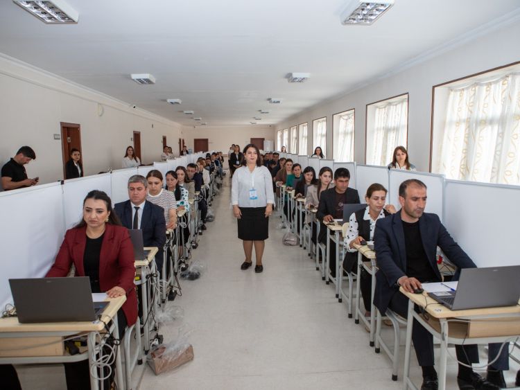 Naxçıvanda təhsilverənlərin sertifikatlaşdırma prosesinin ikinci dövriyyəsi üzrə test imtahanları davam edir <font color=red> - FOTOLAR</font>