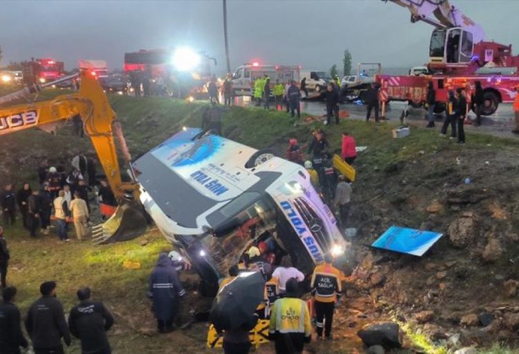 Malatyada sərnişin avtobusu dərəyə aşıb, 4 nəfər ölüb, 15 nəfər yaralanıb
