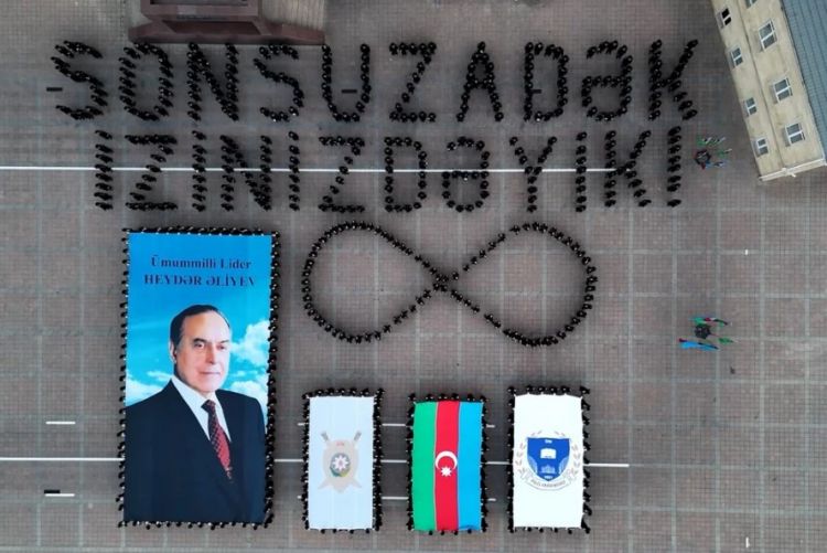 Polis kursantları Heydər Əliyevin anadan olmasının 103 illiyinə həsr olunmuş fləşmob keçiriblər<font color=red> - VİDEO</font>