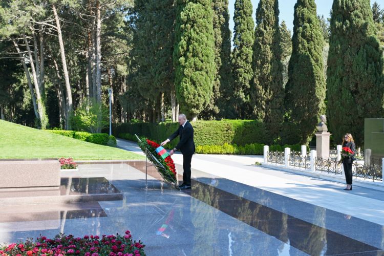 Prezident İlham Əliyev və birinci xanım Mehriban Əliyeva Fəxri xiyabanda Ulu Öndər Heydər Əliyevin məzarını ziyarət ediblər<font color=red> - FOTOLAR</font>