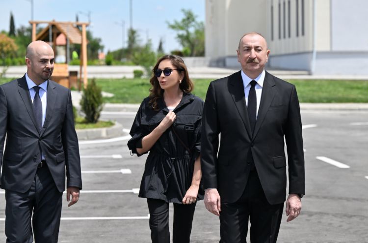 Prezident İlham Əliyev və birinci xanım Mehriban Əliyeva Şükürbəyli kəndində fərdi evlərdə yaradılmış şəraitlə tanış olublar<font color=red> - FOTOLAR</font>