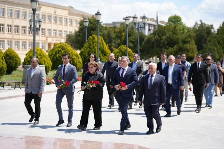 Naxçıvan televiziyasının  kollektivi  Ümummilli lider Heydər Əliyevin abidəsi önünə gül dəstələri düzüb, xatirəsini ehtiramla anıblar<font color=red> - FOTOLAR</font>