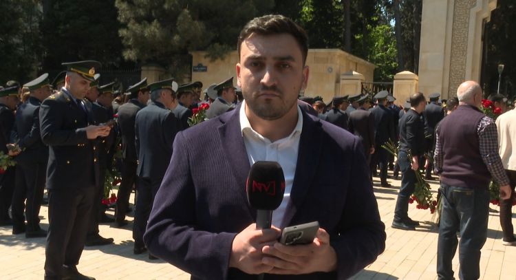 Fəxri xiyabanda Ulu Öndər Heydər Əliyevin məzarı ziyarət edilir<font color=red> - VİDEO</font>