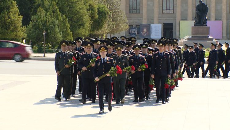 Naxçıvan DİN-in kollektivi Ulu Öndər Heydər Əliyevin abidəsini ziyarət edib<font color=red> - VİDEO</font>