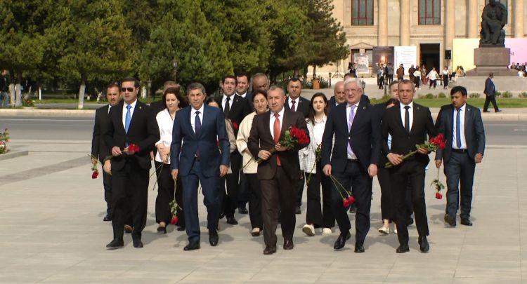 “Cahan Holdinq”in kollektivi Ulu Öndər Heydər Əliyevin xatirəsini ehtiramla anıb<font color=red> - VİDEO</font>