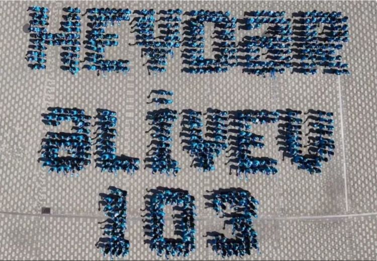 WUF13 könüllüləri Heydər Əliyevin xatirəsinə həsr olunmuş simvolik fləşmob keçiriblər<font color=red> - VİDEO</font>