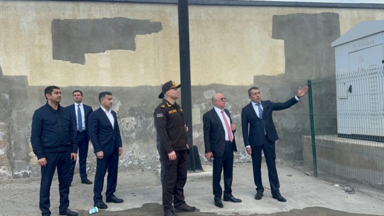 Fövqəladə hallar naziri Lökbatanda yanğının baş verdiyi əraziyə gəlib<font color='red'> - YENİLƏNİB</font><font color=red> - FOTOLAR</font>