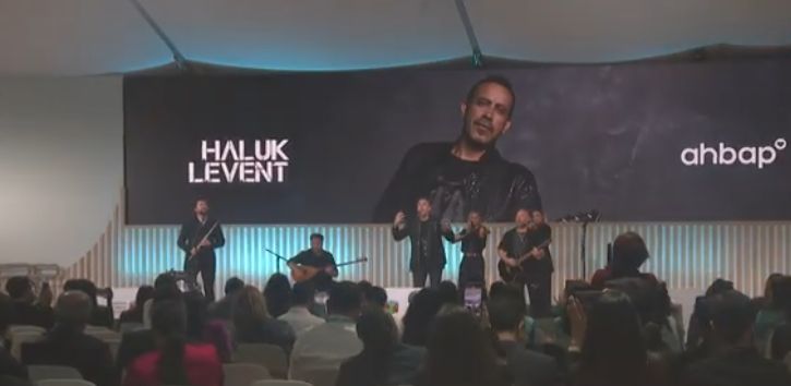 WUF13 DAVAM EDİR: TÜRKİYƏLİ MÜĞƏNNİ HALUK LEVENT KONSERT PROQRAMI İLƏ ÇIXIŞ EDİB<font color=red> - VİDEO</font>