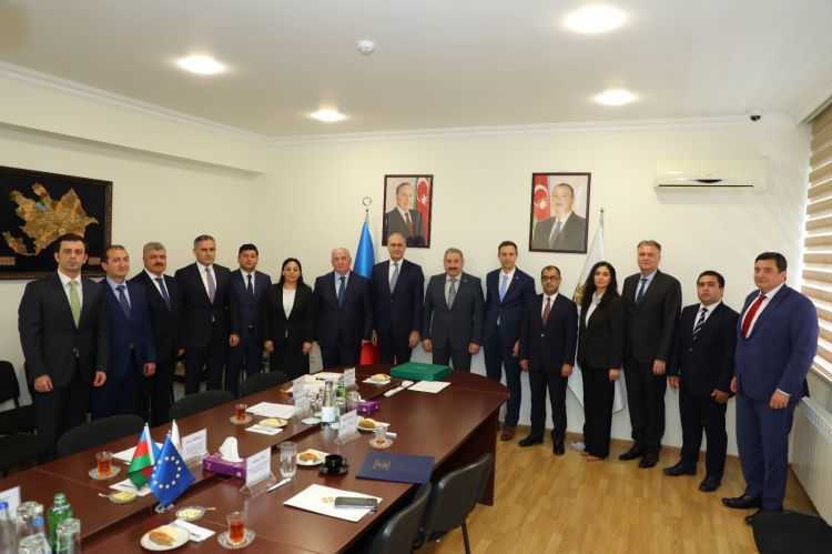 Avropa Şurası Yerli və Regional Hakimiyyətlər Konqresi Baş katibinin rəhbərlik etdiyi nümayəndə heyəti ilə Konqresdə  Azərbaycanı təmsil edən nümayəndələr arasında görüş keçirilib<font color=red> - FOTOLAR</font>