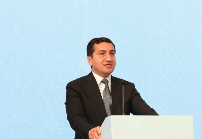 Hikmət Hacıyev WUF13-ü işıqlandıran mətbuat nümayəndələrinə təşəkkür edib