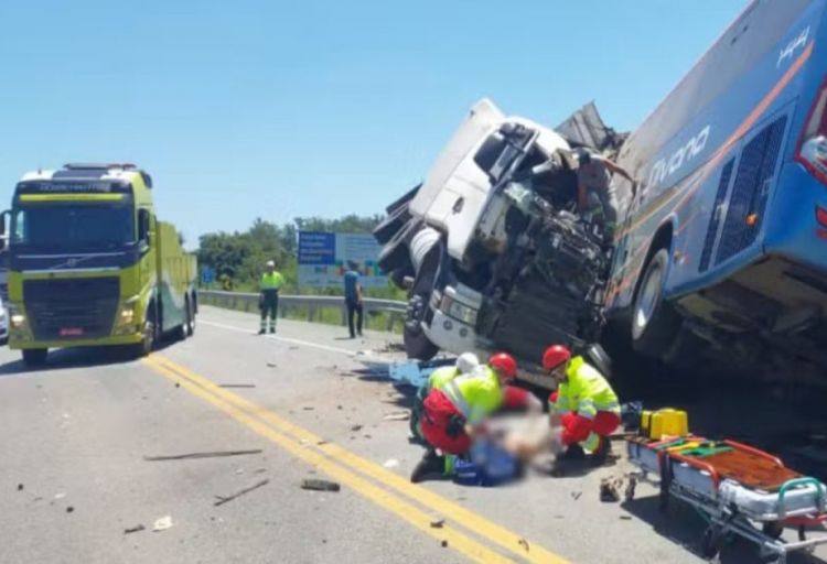 Braziliyada avtobusla yük maşını toqquşub, azı 8 nəfər ölüb