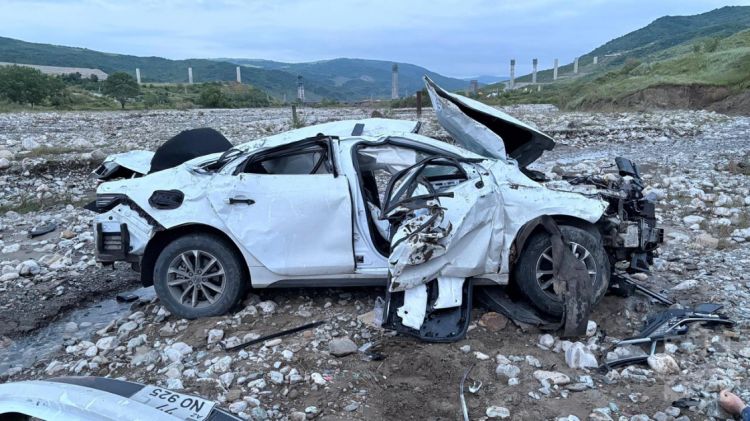 Ağsuda faciəli qəza: avtomobil çaya aşdı, ölənlər var