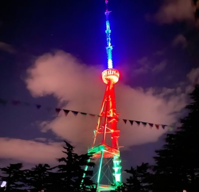 Tbilisidəki teleqüllə və "Sülh körpüsü" Azərbaycan Bayrağının rəngləri ilə işıqlandırılıb<font color=red> - FOTOLAR</font>