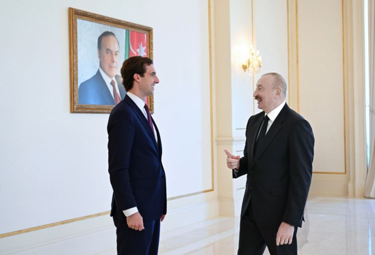 Prezident İlham Əliyev ABŞ dövlət katibinin köməkçisinə Prezident Donald Tramp tərəfindən təqdim edilmiş xatirə hədiyyəsini göstərib