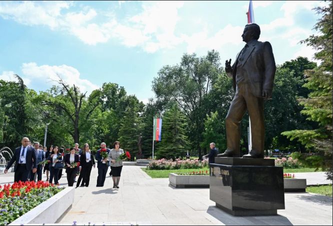 Sahibə Qafarova Belqradda Ümummilli Lider Heydər Əliyevin abidəsini ziyarət edib<font color=red> - FOTOLAR</font>
