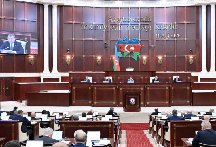 Bəzi qanunlara təklif edilən dəyişikliklər müzakirə olunur