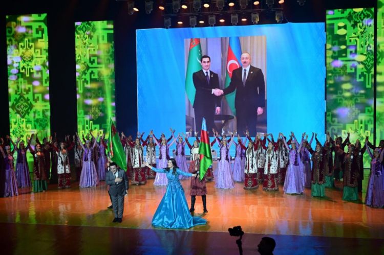 Türkmənistanda Azərbaycan Mədəniyyəti Günlərinə Dövlət Rəqs Ansamblının konserti ilə yekun vurulub<font color=red> - FOTOLAR</font>