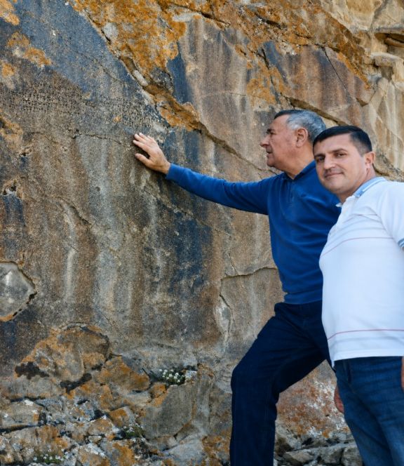 AMEA Naxçıvan Bölməsinin əməkdaşları “İlandağ kitabəsi” ilə yerində tanış olublar<font color=red> - FOTOLAR</font>