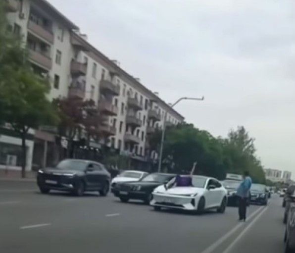 Polis avtomobil yoluna çıxan qadınla bağlı açıqlama verib