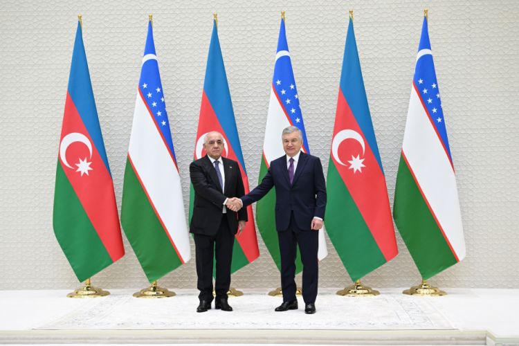 Baş nazir Əli Əsədov Özbəkistan Prezidenti Şavkat Mirziyoyevlə görüşüb<font color=red> - FOTOLAR</font>