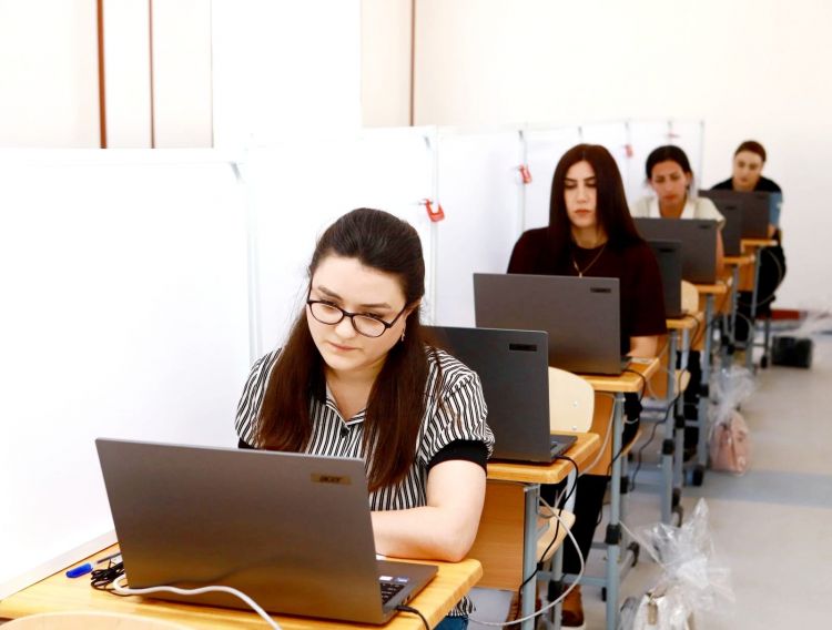 Naxçıvanda təhsilverənlərin sertifikatlaşdırılması prosesinin test mərhələsinə start verilib<font color=red> - FOTOLAR</font>