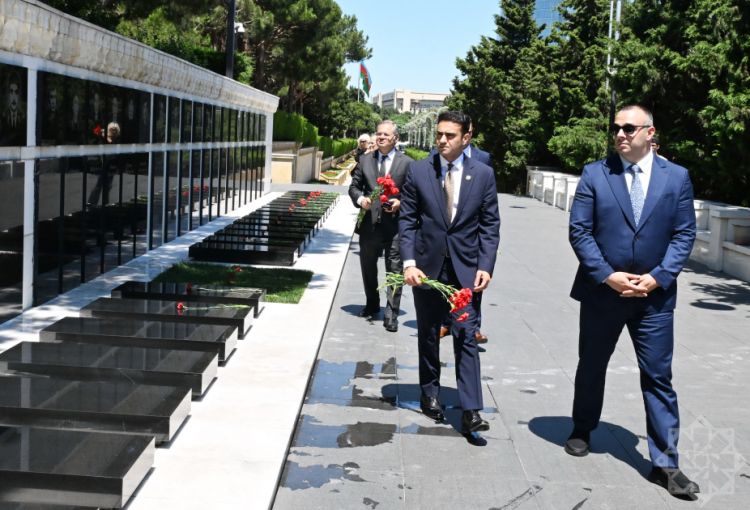 ABŞ Konqresinin nümayəndə heyəti Şəhidlər xiyabanını ziyarət edib<font color=red> - FOTOLAR</font>