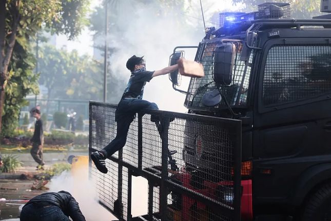 İndoneziyada iğtişaşlar nəticəsində 69 nəfər saxlanılıb, 29 polis yaralanıb