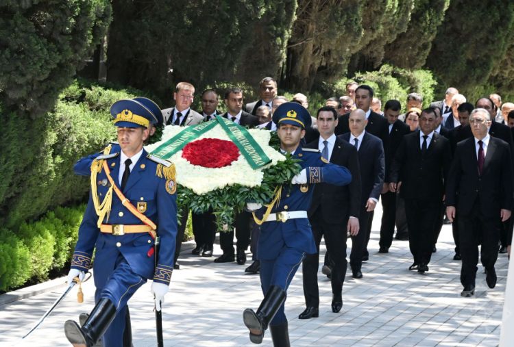 Türkmənistan Prezidenti Fəxri xiyabanda Ümummilli Lider Heydər Əliyevin məzarını ziyarət edib<font color=red> - FOTOLAR</font>