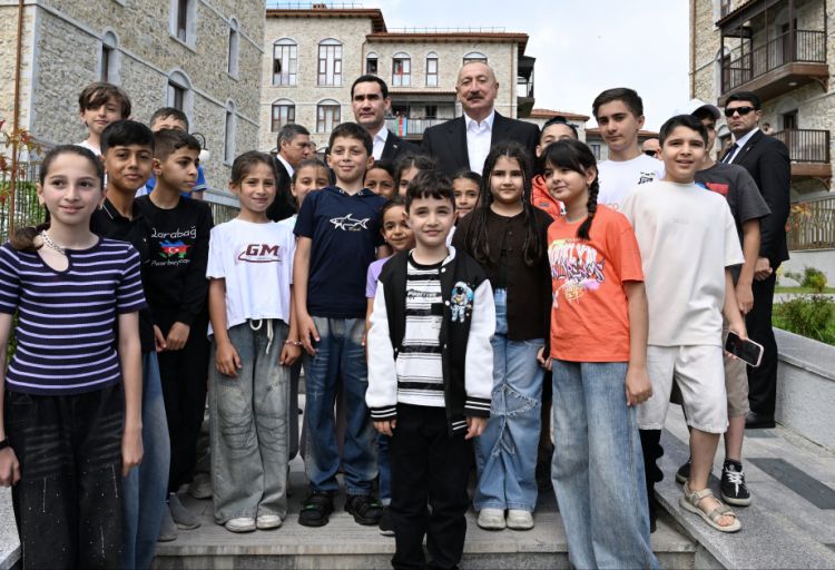 Prezidentlər İlham Əliyev Sərdar Berdiməhəmmədov Şuşa şəhərində inşa edilmiş birinci yaşayış kompleksində olublar<font color=red> - FOTOLAR</font>