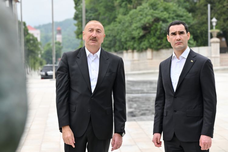 Prezidentlər İlham Əliyev və Sərdar Berdiməhəmmədov Şuşada Azərbaycanın tanınmış şəxsiyyətlərinin işğal dövründə güllələnmiş büstlərinə baxıblar<font color=red> - FOTOLAR</font>