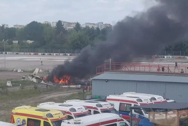 Varşavanın hava limanında təyyarə qəzaya uğrayıb, iki nəfər həlak olub