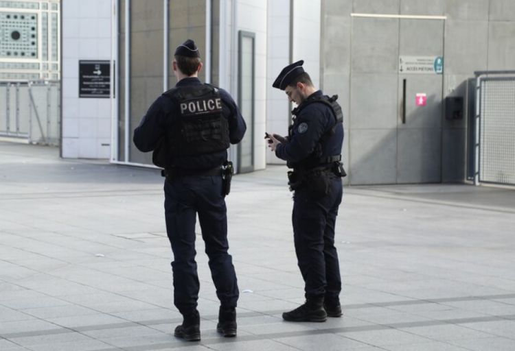 Fransada polisin əlləri qandallı şəxsi vurması ilə bağlı görüntü yayılıb, araşdırma başlanılıb