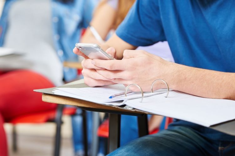 Məktəblərdə telefon istifadəsi ilə bağlı yeni qaydalar təsdiqlənib
